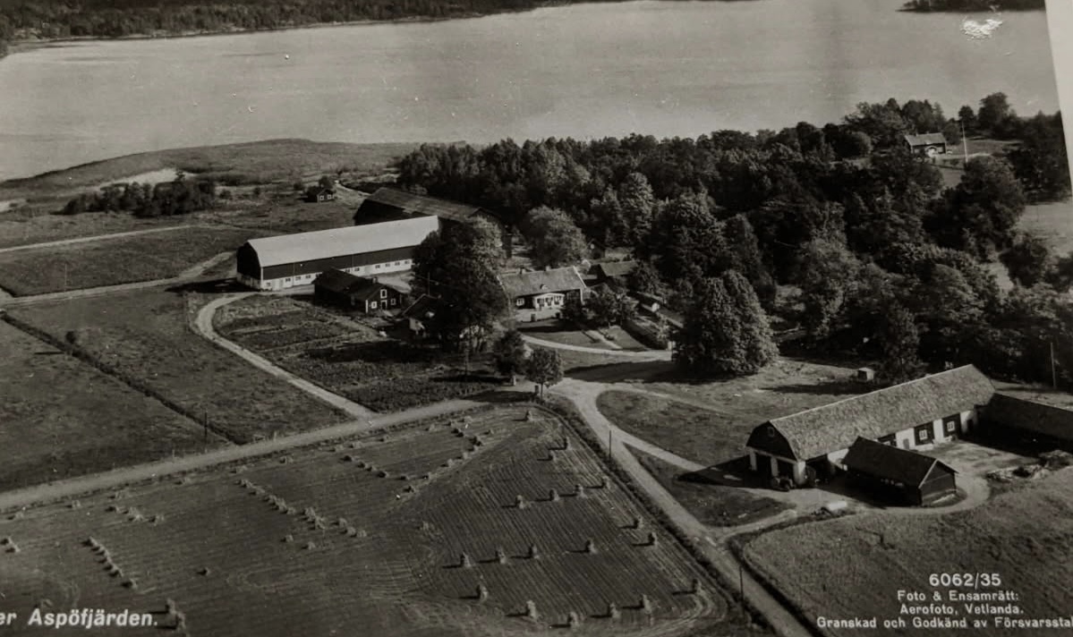 Flygfoto över Aspa gård vid Aspöfjärden, 1930-tal