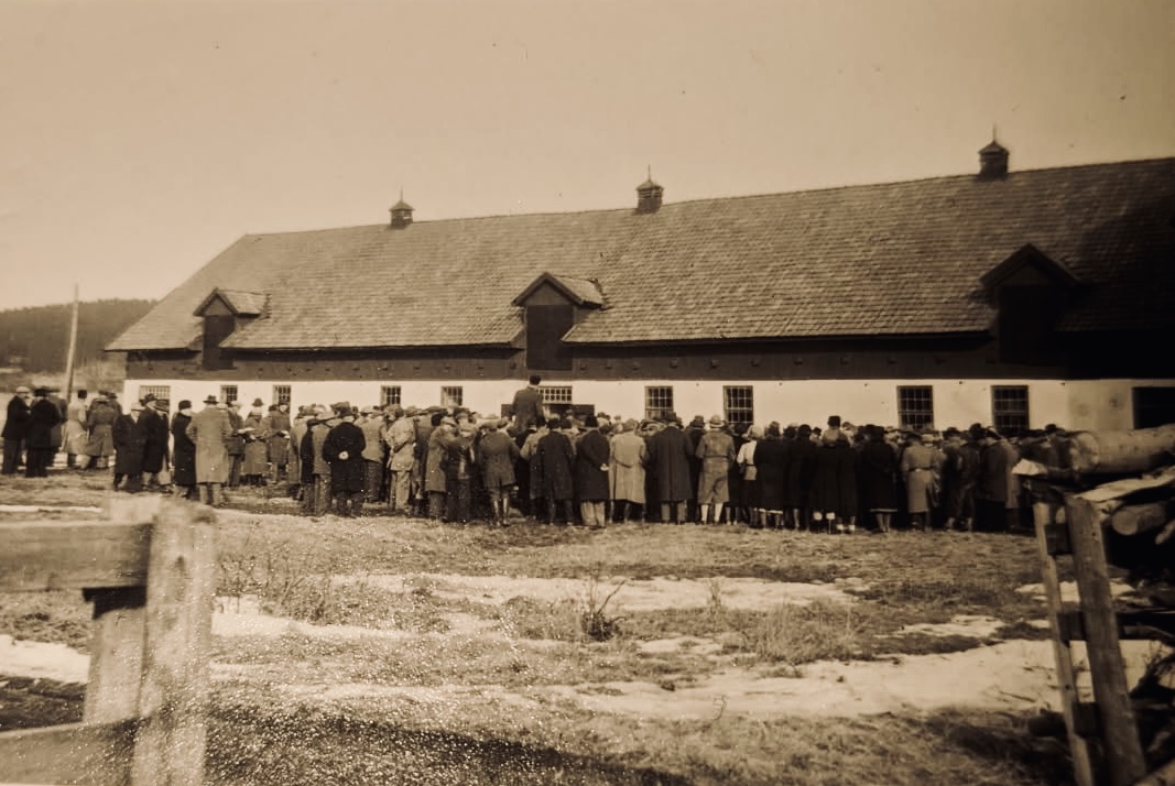 Folksamling utanför ladugården på Aspa gård